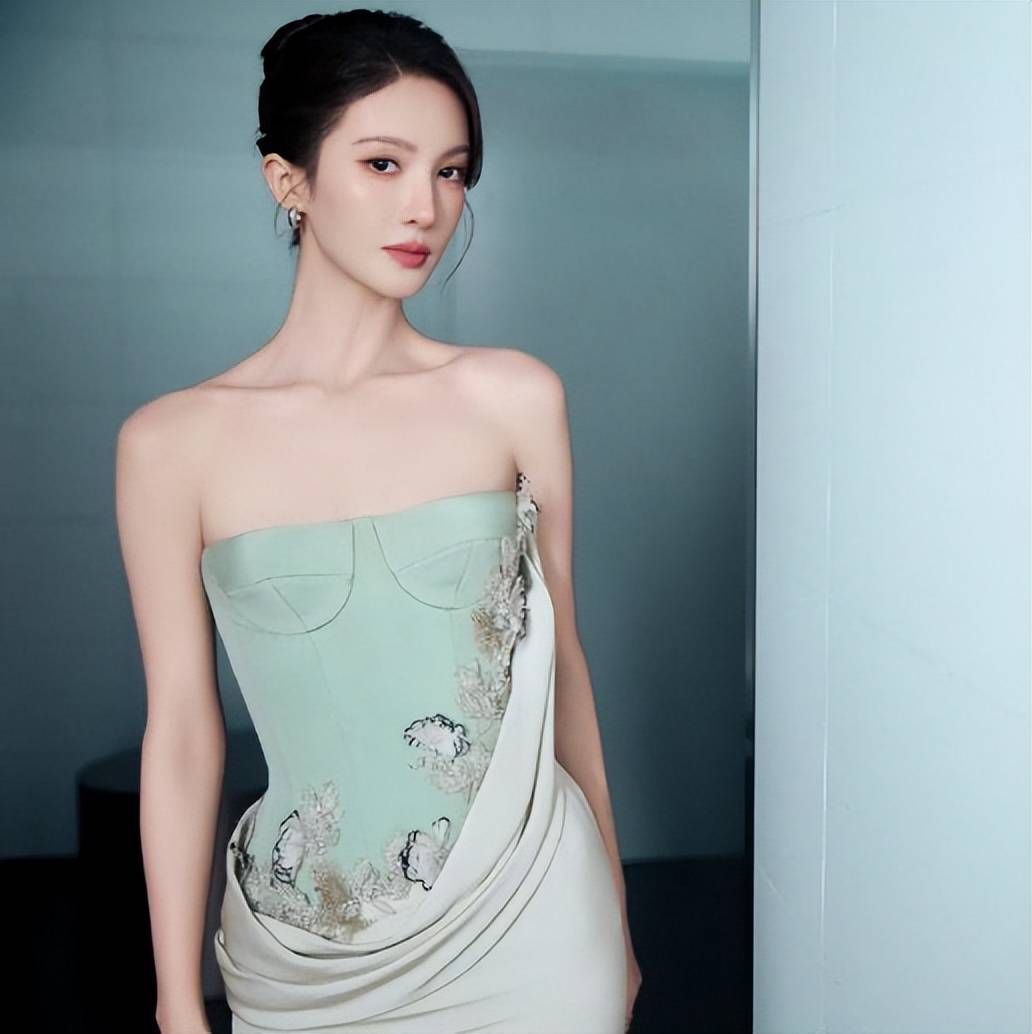 金晨越来越美了!雪肤玉貌造型百变身材曼妙性感撩人 金晨越来越美了!雪肤玉貌造型百变身材曼妙性感撩人