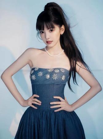 章若楠换新风格!她低胸露背肌肤白皙变成性感辣妹