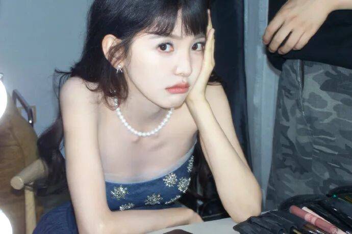 章若楠换新风格!她低胸露背肌肤白皙变成性感辣妹 章若楠换新风格!她低胸露背肌肤白皙变成性感辣妹