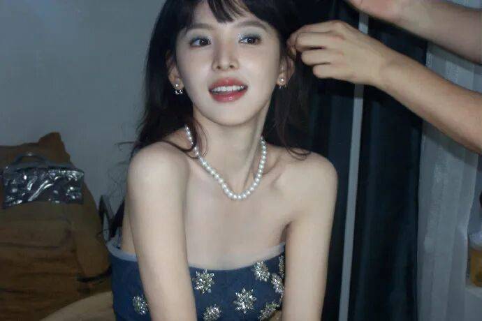 章若楠换新风格!她低胸露背肌肤白皙变成性感辣妹 章若楠换新风格!她低胸露背肌肤白皙变成性感辣妹