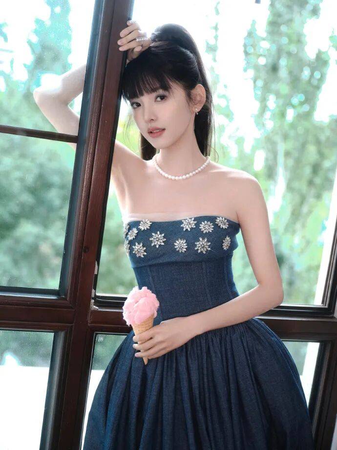 章若楠换新风格!她低胸露背肌肤白皙变成性感辣妹 章若楠换新风格!她低胸露背肌肤白皙变成性感辣妹