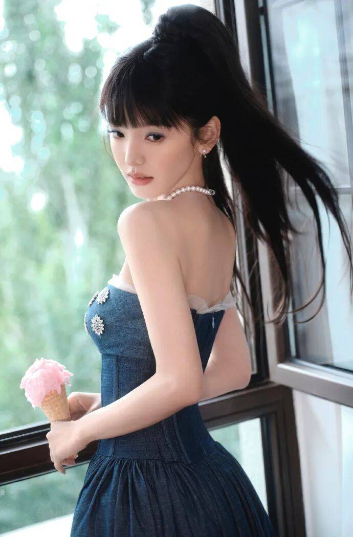 章若楠换新风格!她低胸露背肌肤白皙变成性感辣妹 章若楠换新风格!她低胸露背肌肤白皙变成性感辣妹