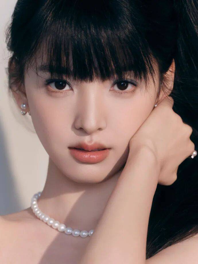 章若楠换新风格!她低胸露背肌肤白皙变成性感辣妹 章若楠换新风格!她低胸露背肌肤白皙变成性感辣妹