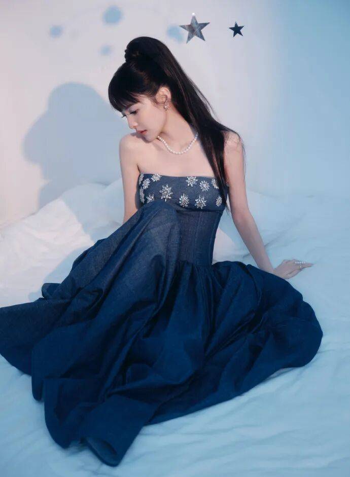 章若楠换新风格!她低胸露背肌肤白皙变成性感辣妹 章若楠换新风格!她低胸露背肌肤白皙变成性感辣妹