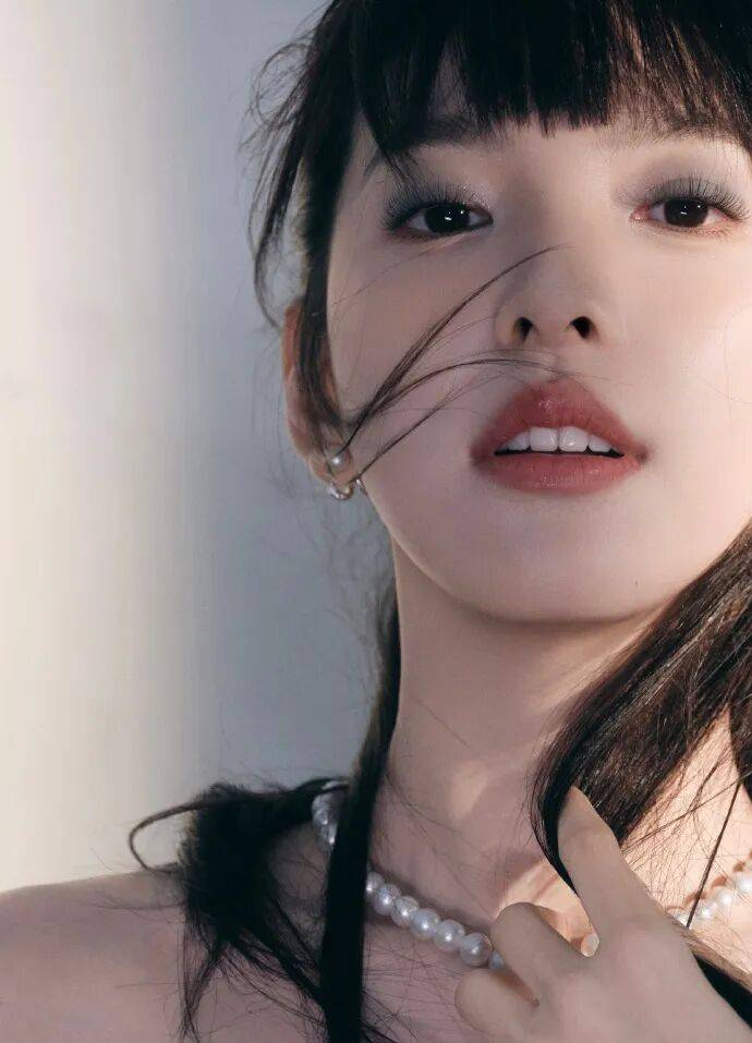 章若楠换新风格!她低胸露背肌肤白皙变成性感辣妹 章若楠换新风格!她低胸露背肌肤白皙变成性感辣妹