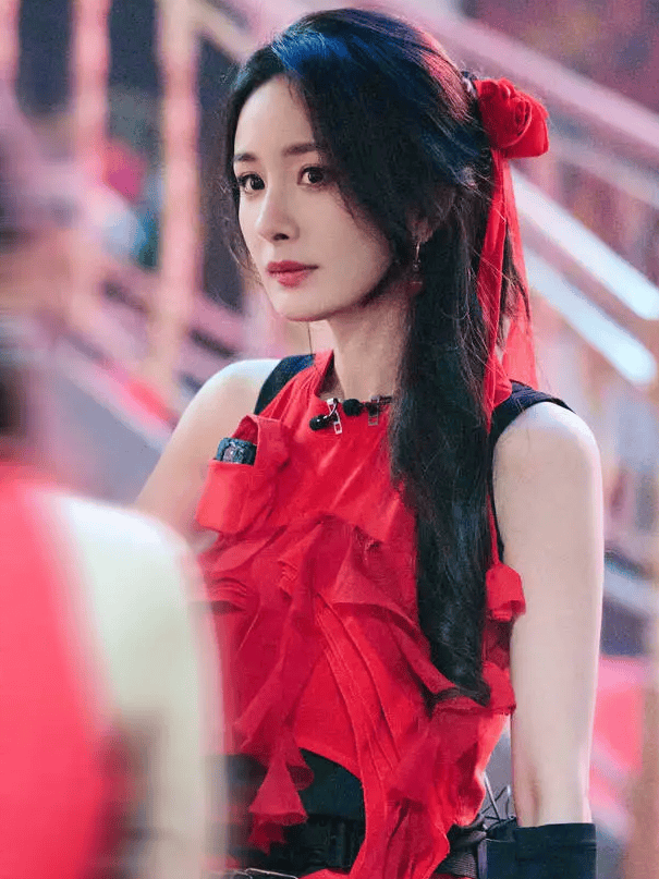 杨幂一袭红色立体花瓣裙,头戴羽毛配饰灵动似少女 杨幂一袭红色立体花瓣裙,头戴羽毛配饰灵动似少女