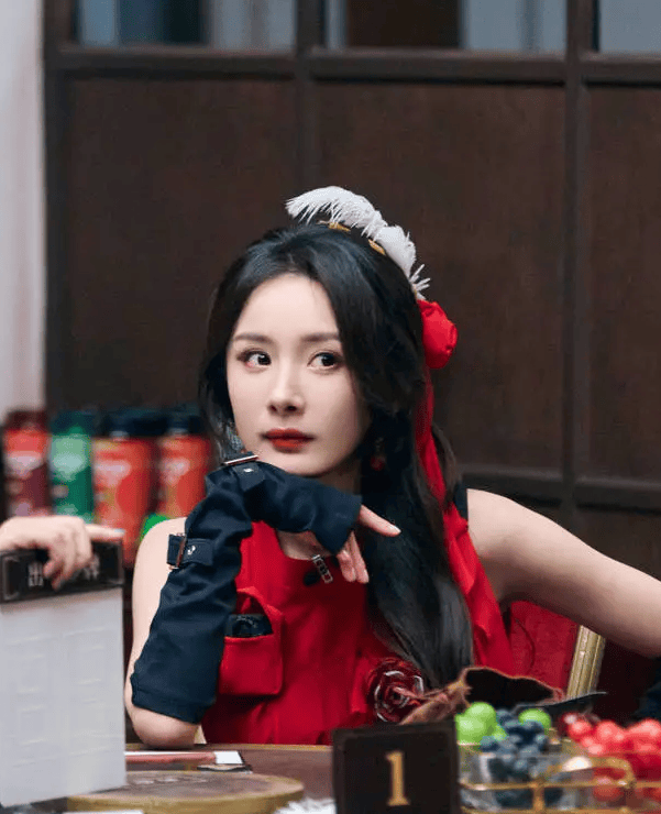 杨幂一袭红色立体花瓣裙,头戴羽毛配饰灵动似少女 杨幂一袭红色立体花瓣裙,头戴羽毛配饰灵动似少女
