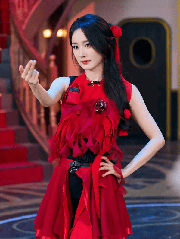 杨幂一袭红色立体花瓣裙,头戴羽毛配饰灵动似少女 杨幂一袭红色立体花瓣裙,头戴羽毛配饰灵动似少女