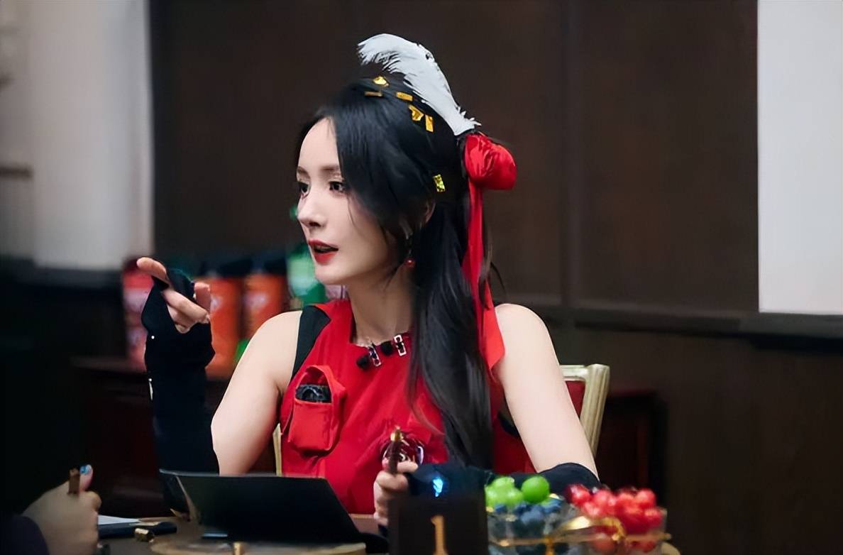 杨幂一袭红色立体花瓣裙,头戴羽毛配饰灵动似少女 杨幂一袭红色立体花瓣裙,头戴羽毛配饰灵动似少女