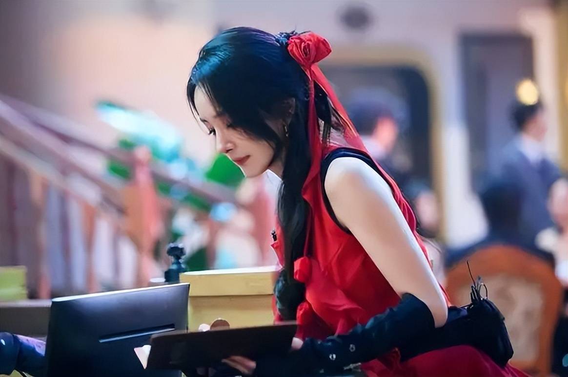 杨幂一袭红色立体花瓣裙,头戴羽毛配饰灵动似少女 杨幂一袭红色立体花瓣裙,头戴羽毛配饰灵动似少女