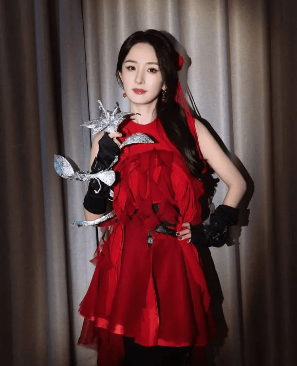杨幂一袭红色立体花瓣裙,头戴羽毛配饰灵动似少女 杨幂一袭红色立体花瓣裙,头戴羽毛配饰灵动似少女
