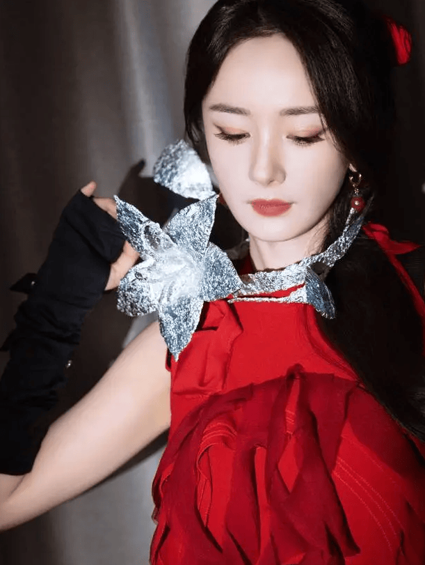 杨幂一袭红色立体花瓣裙,头戴羽毛配饰灵动似少女 杨幂一袭红色立体花瓣裙,头戴羽毛配饰灵动似少女