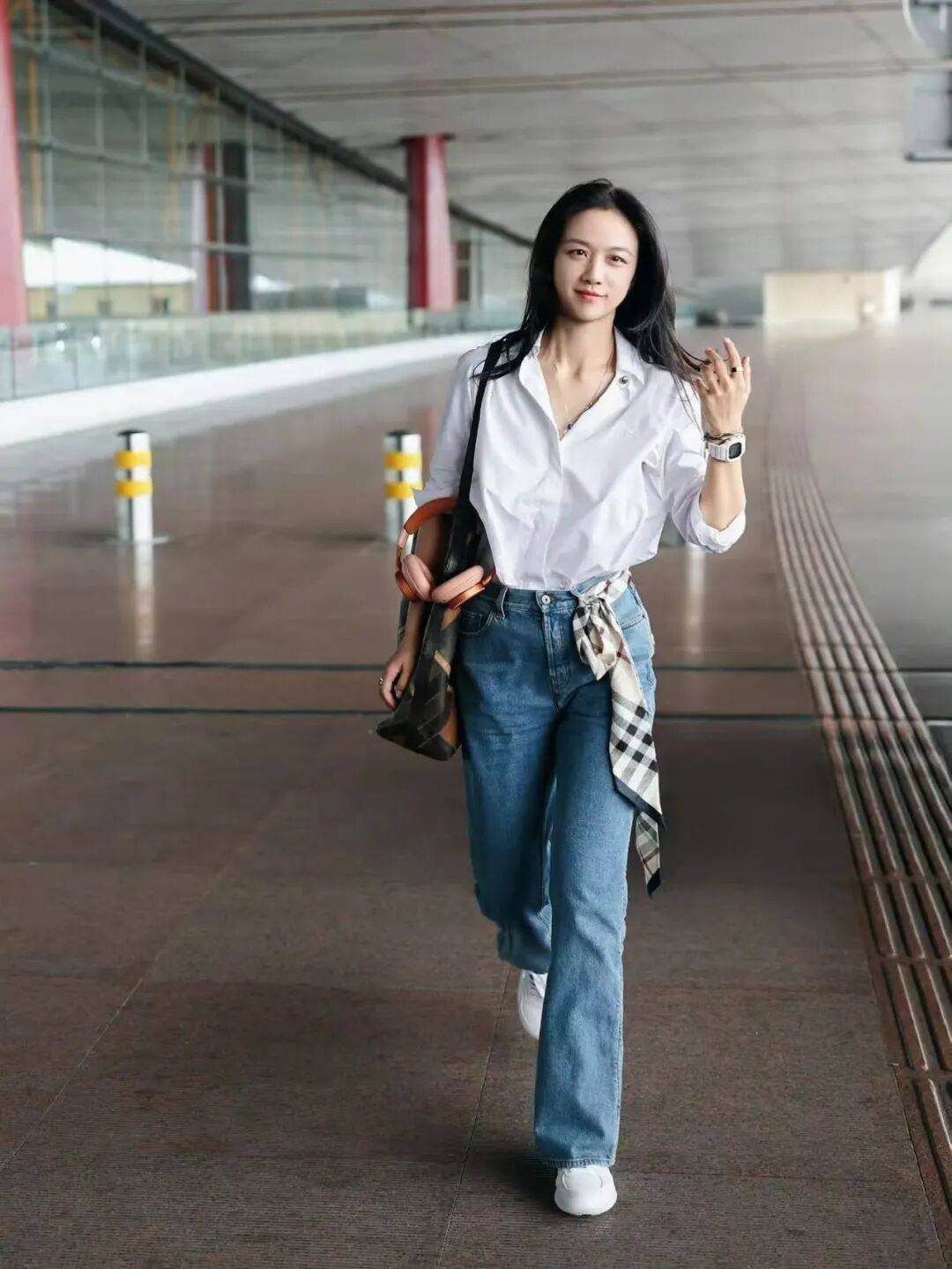 服饰基础配饰就不基础?启程Burberry秀场的汤唯状态太好了 服饰基础配饰就不基础?启程Burberry秀场的汤唯状态太好了