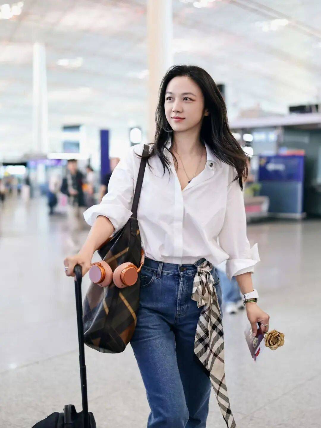 服饰基础配饰就不基础?启程Burberry秀场的汤唯状态太好了 服饰基础配饰就不基础?启程Burberry秀场的汤唯状态太好了