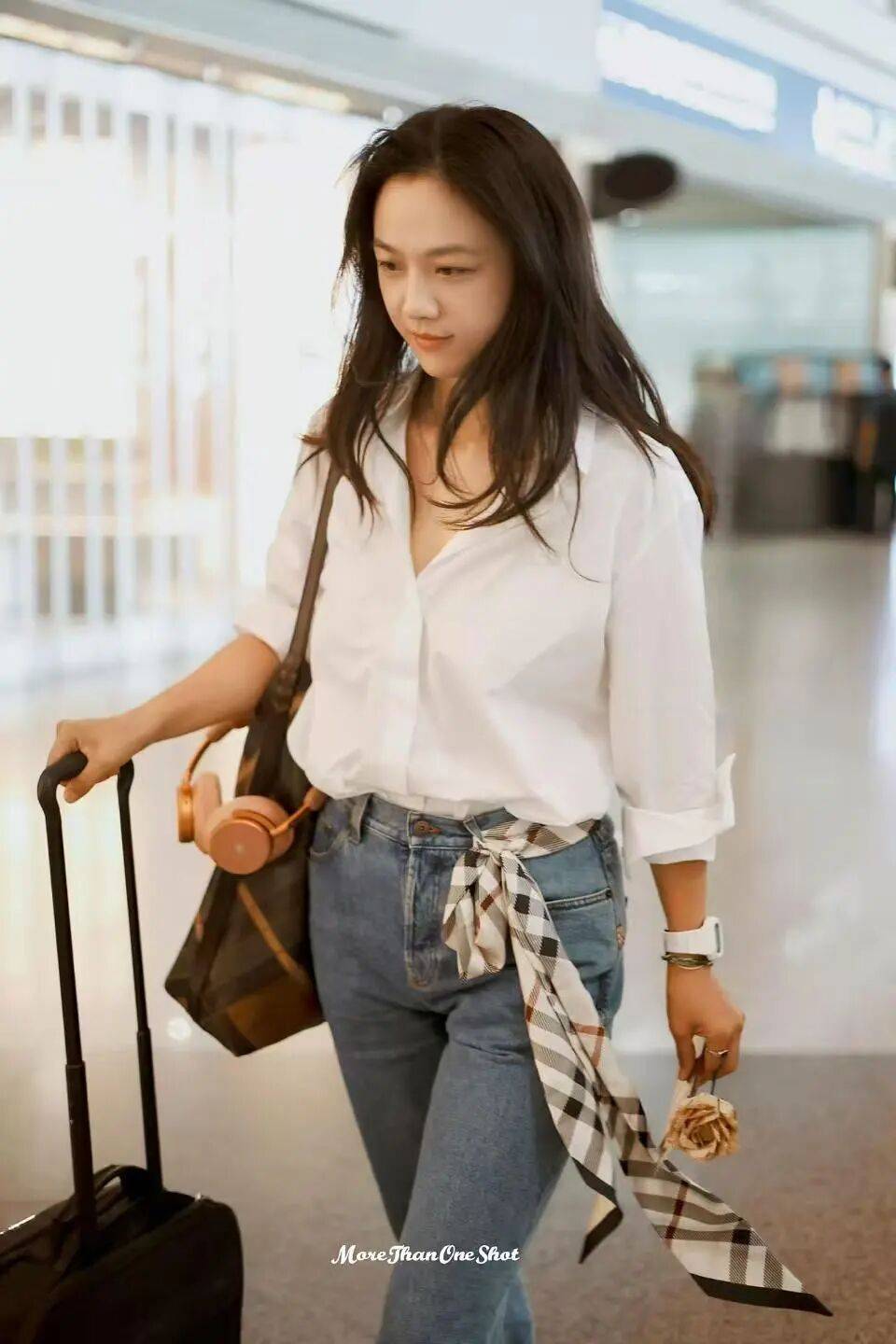 服饰基础配饰就不基础?启程Burberry秀场的汤唯状态太好了 服饰基础配饰就不基础?启程Burberry秀场的汤唯状态太好了