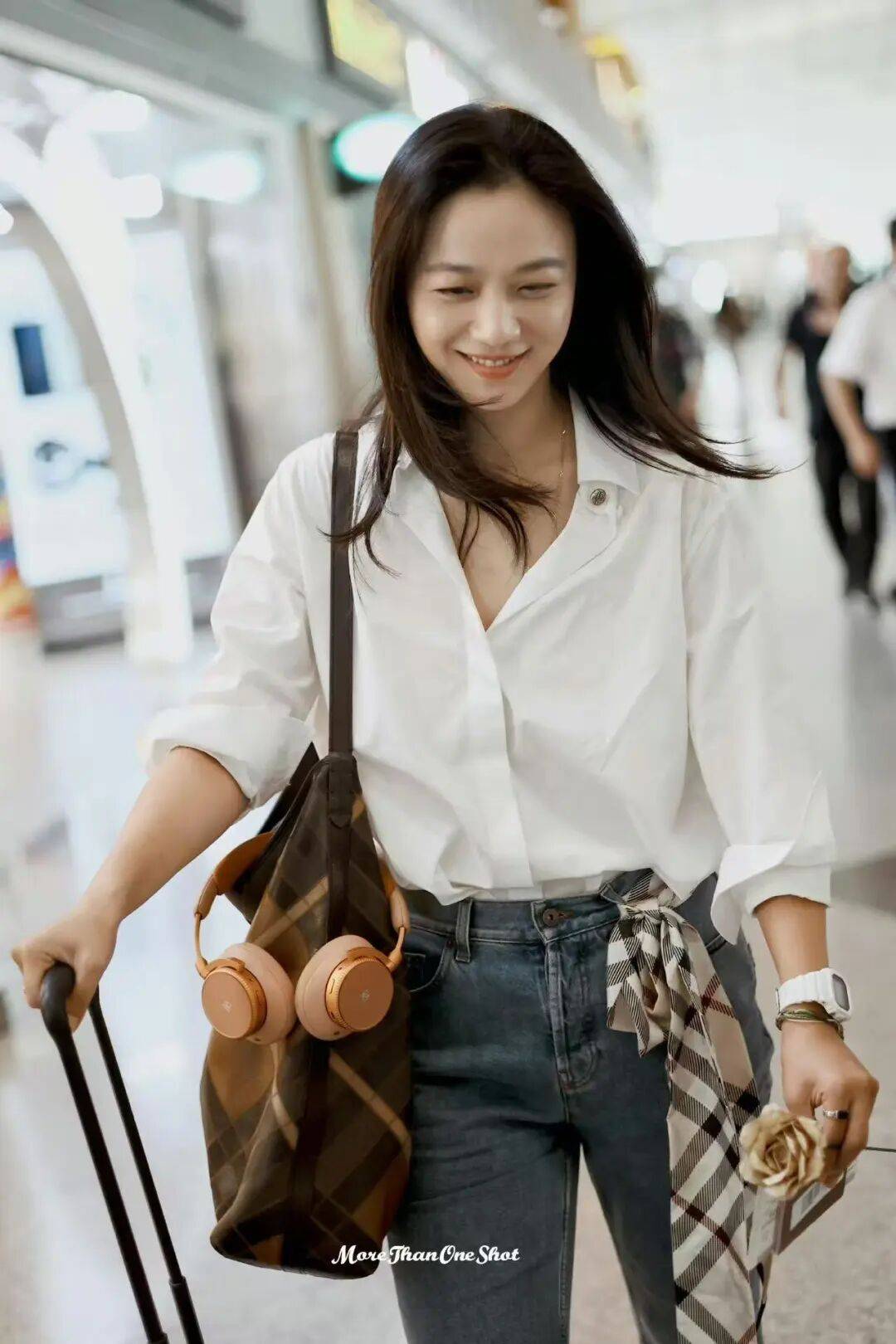 服饰基础配饰就不基础?启程Burberry秀场的汤唯状态太好了 服饰基础配饰就不基础?启程Burberry秀场的汤唯状态太好了