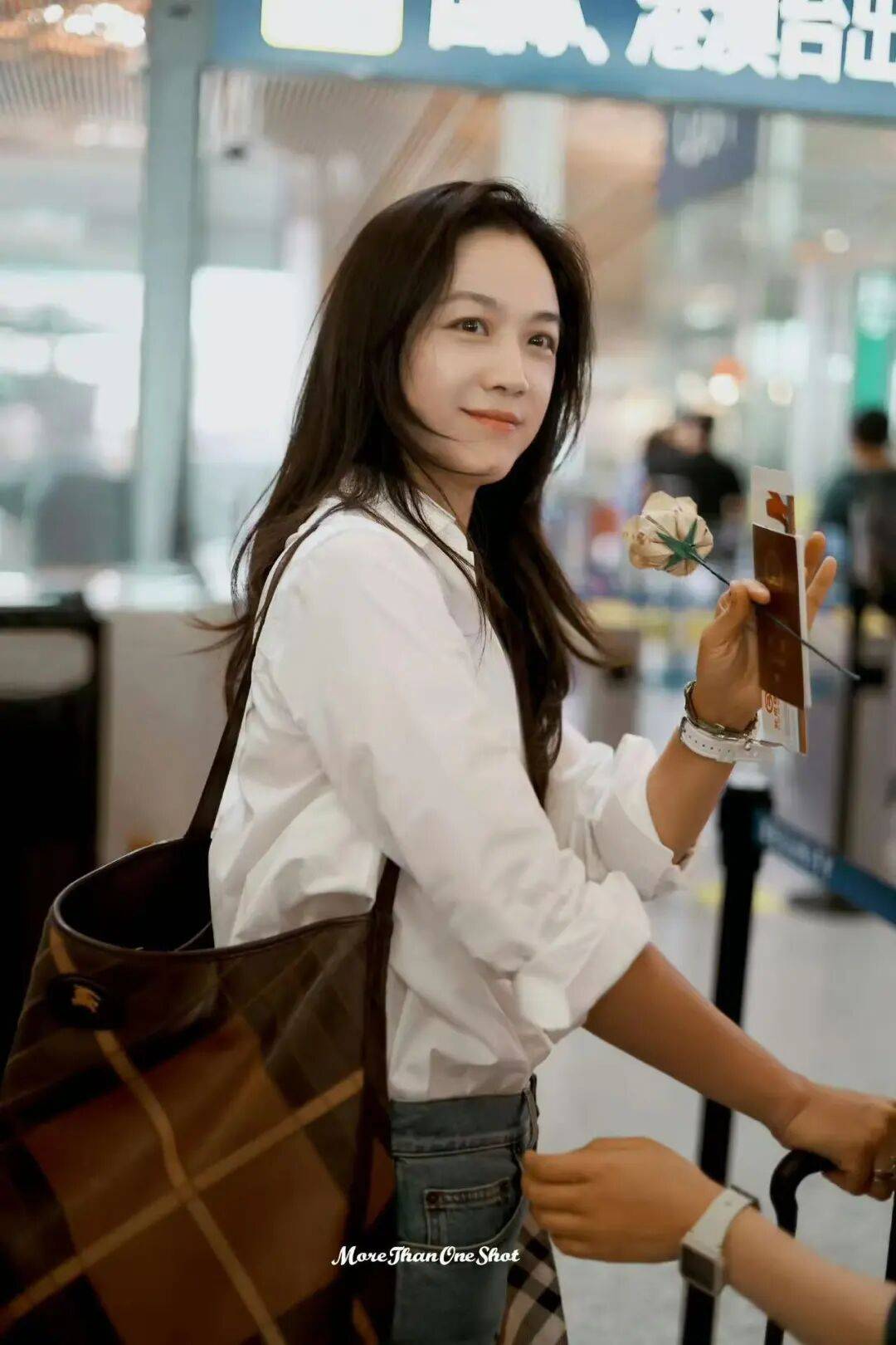 服饰基础配饰就不基础?启程Burberry秀场的汤唯状态太好了 服饰基础配饰就不基础?启程Burberry秀场的汤唯状态太好了