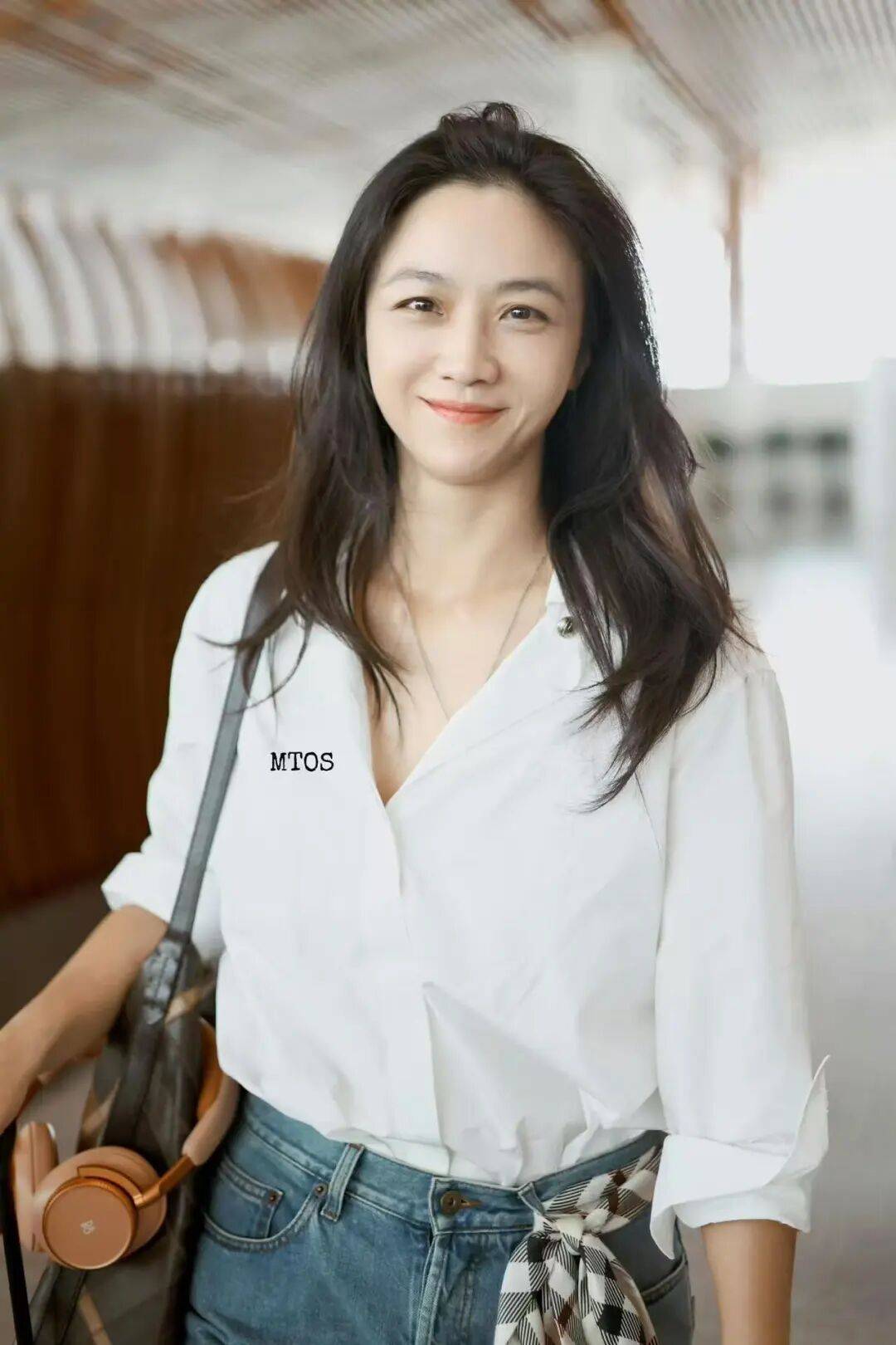 服饰基础配饰就不基础?启程Burberry秀场的汤唯状态太好了 服饰基础配饰就不基础?启程Burberry秀场的汤唯状态太好了