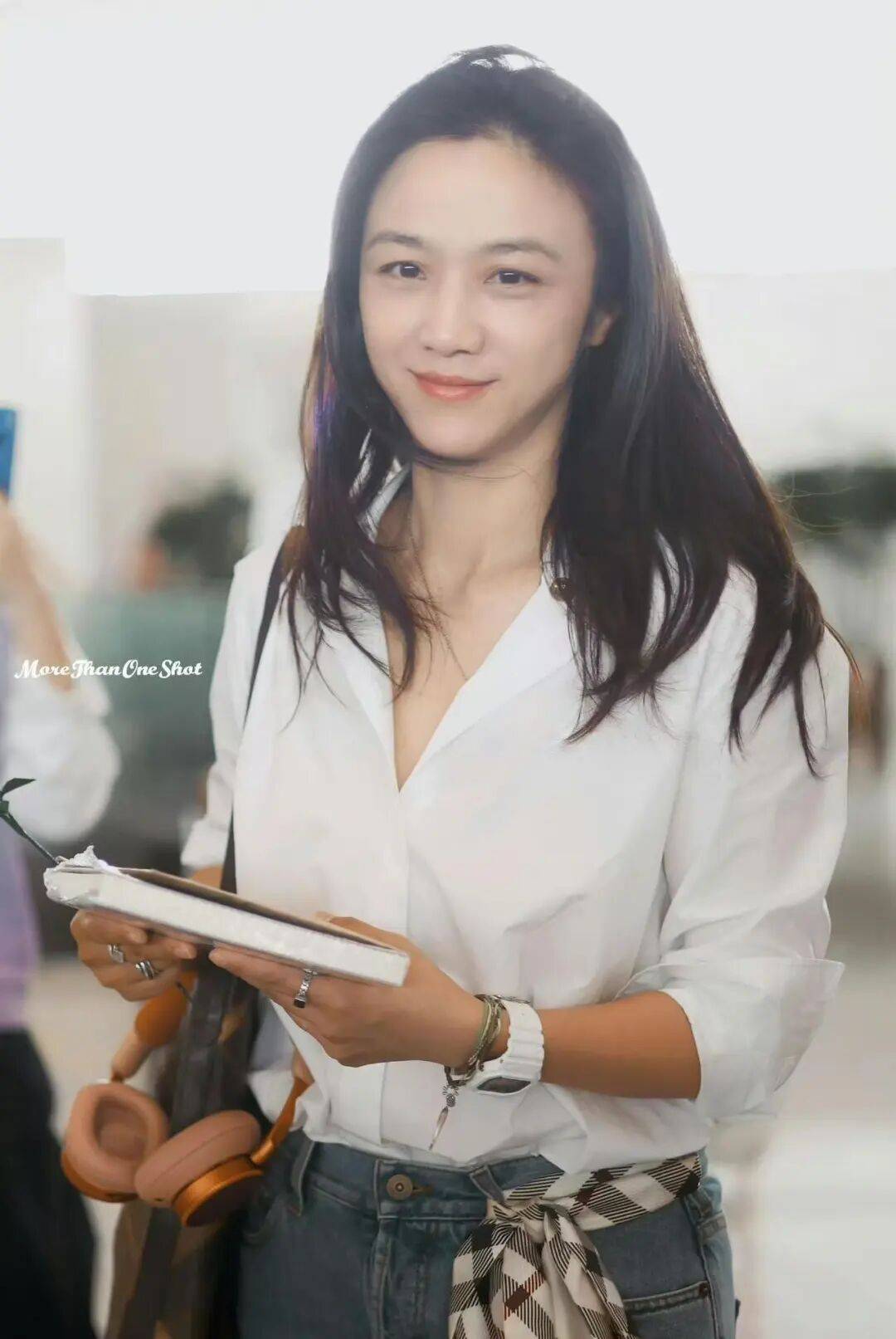 服饰基础配饰就不基础?启程Burberry秀场的汤唯状态太好了 服饰基础配饰就不基础?启程Burberry秀场的汤唯状态太好了