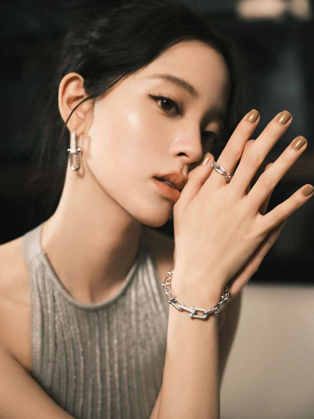 00后女星欧阳娜娜穿灰色裙露出美背!曼妙身材性感撩人 00后女星欧阳娜娜穿灰色裙露出美背!曼妙身材性感撩人