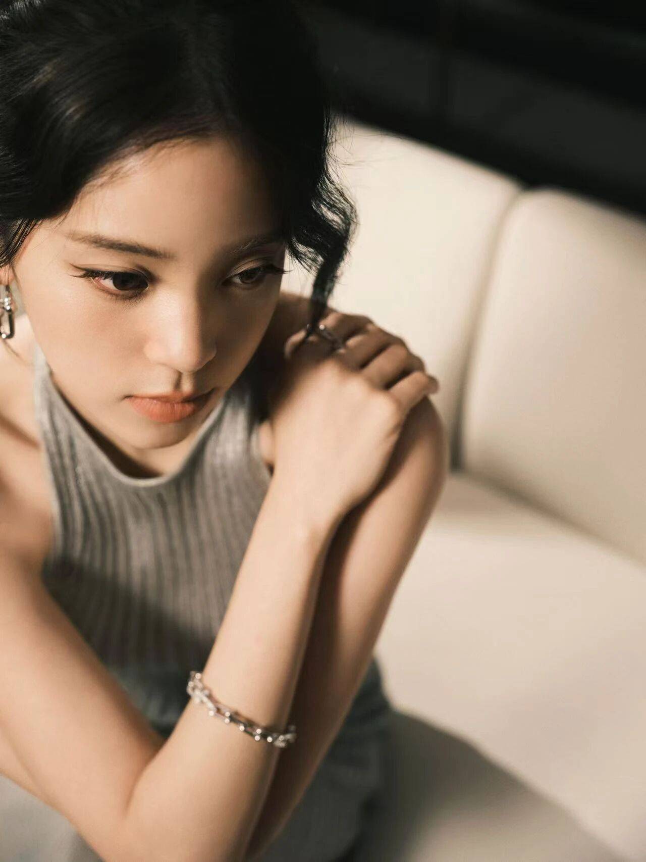 00后女星欧阳娜娜穿灰色裙露出美背!曼妙身材性感撩人 00后女星欧阳娜娜穿灰色裙露出美背!曼妙身材性感撩人