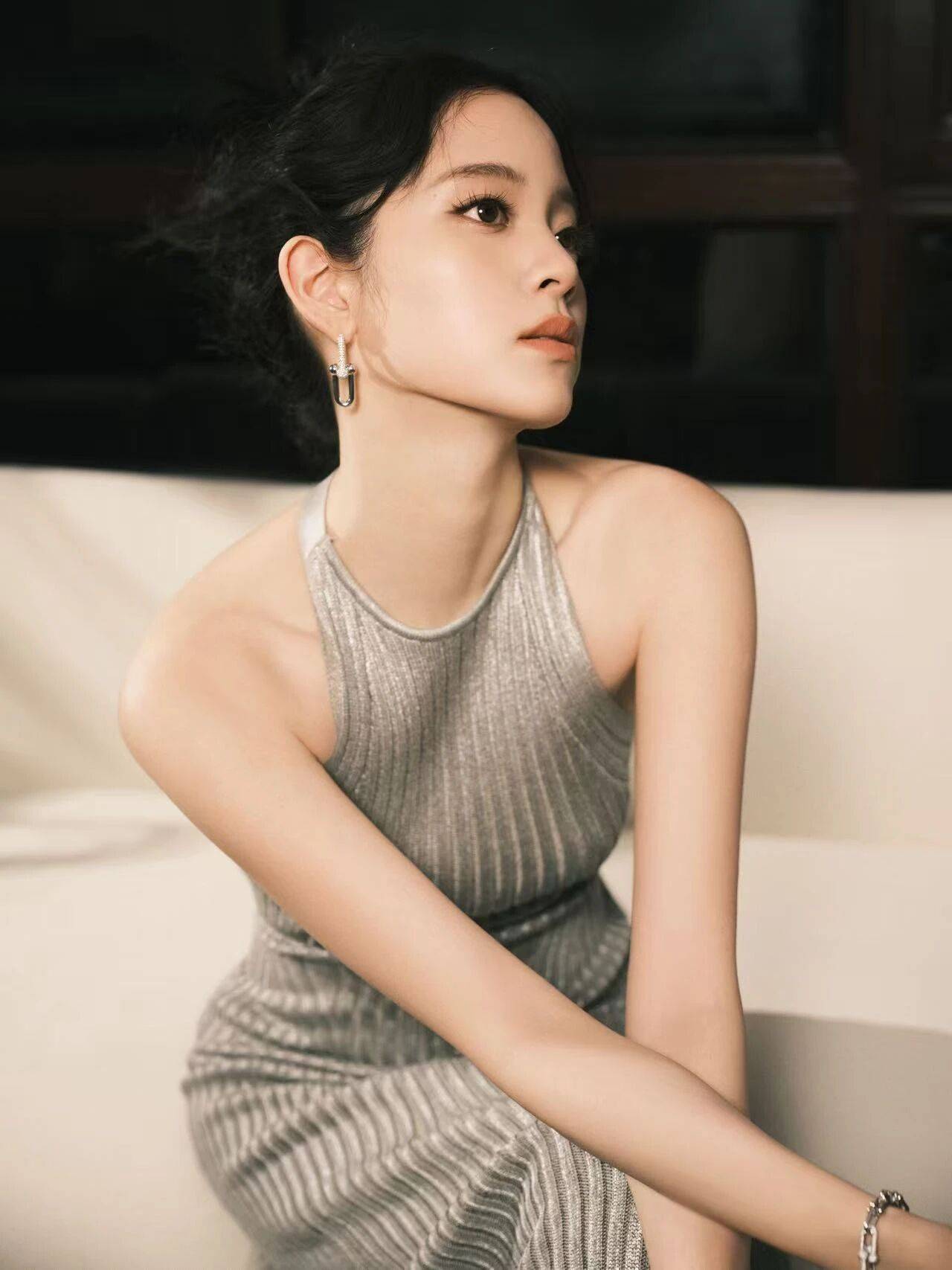 00后女星欧阳娜娜穿灰色裙露出美背!曼妙身材性感撩人 00后女星欧阳娜娜穿灰色裙露出美背!曼妙身材性感撩人