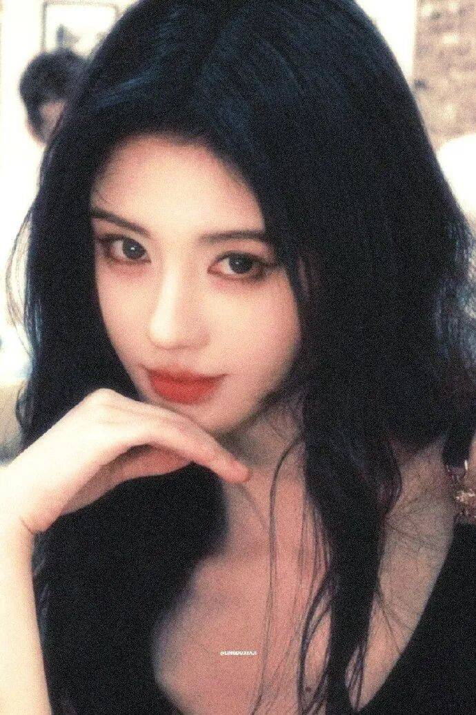 鞠婧祎米兰时装周写真被赞妈咪级别！冷艳感拉满美爆了