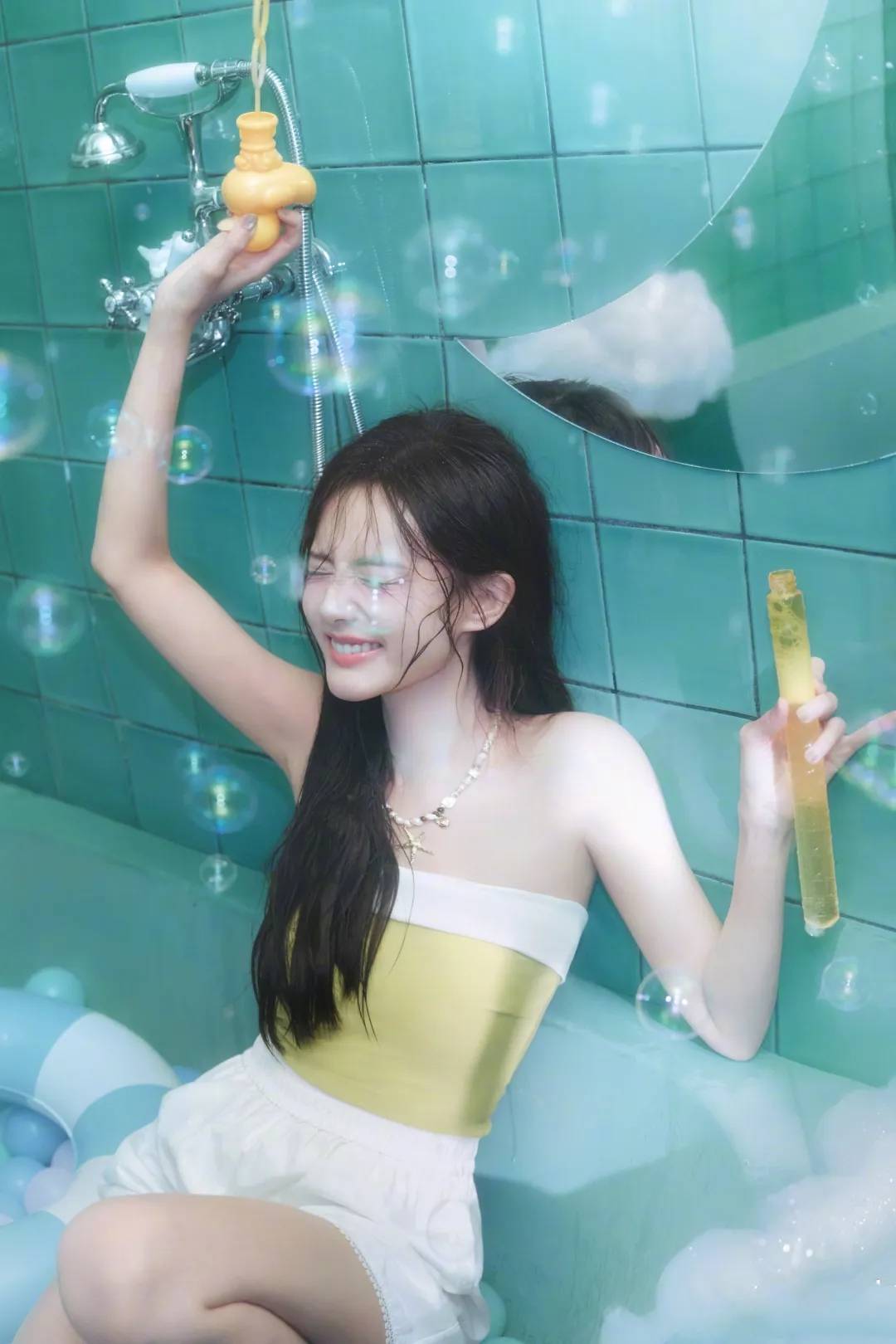 李一桐的浴室写真大片，纯欲俏皮太可爱