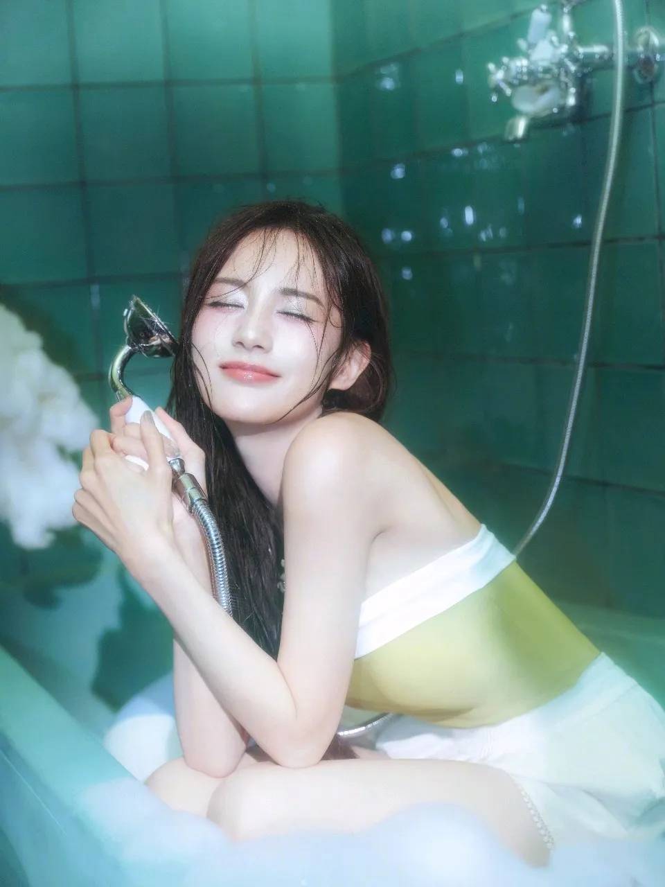 李一桐的浴室写真大片,纯欲俏皮太可爱 李一桐的浴室写真大片,纯欲俏皮太可爱