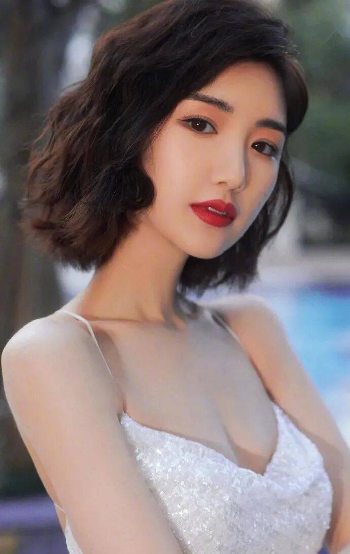 毛晓彤靓丽露出事业线!肤白貌美大长腿撩人 毛晓彤靓丽露出事业线!肤白貌美大长腿撩人