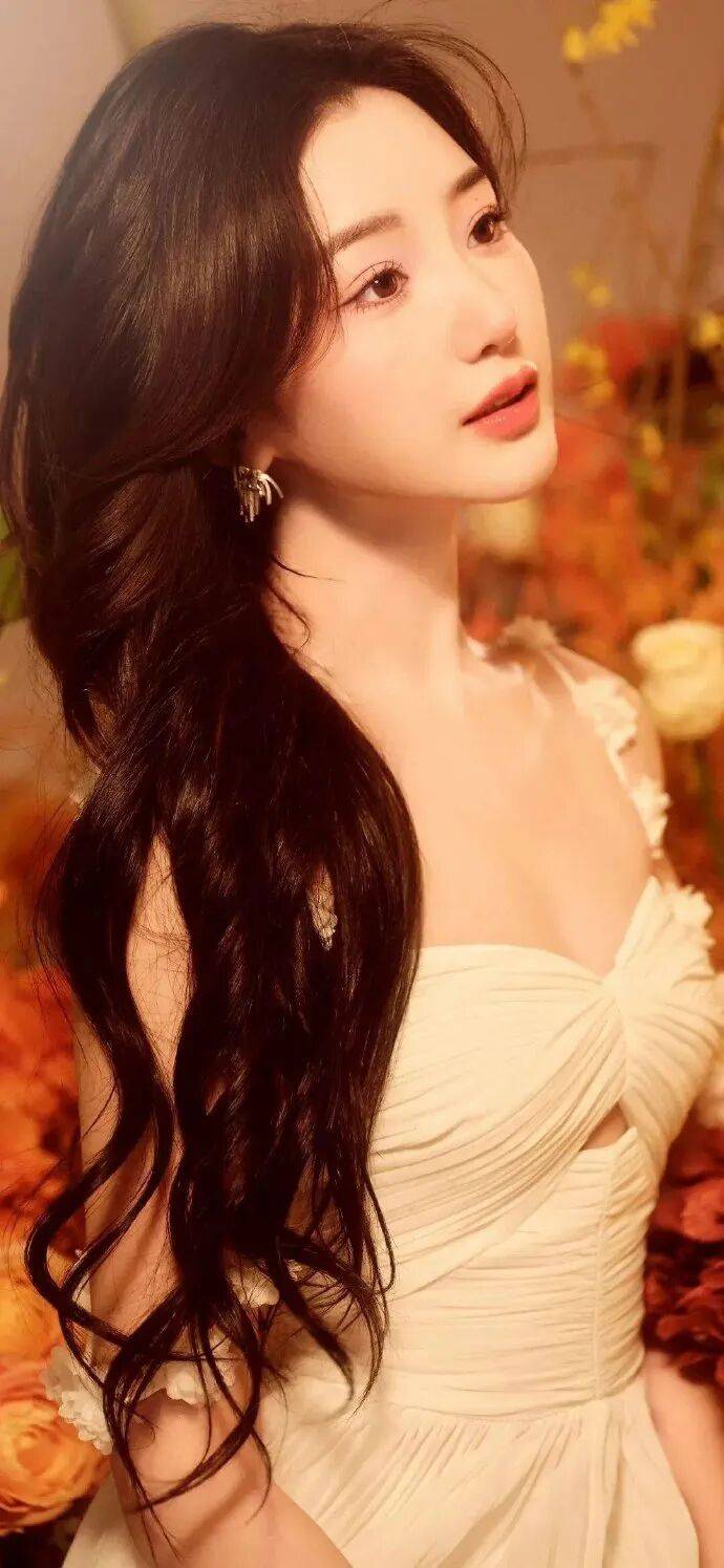 毛晓彤靓丽露出事业线!肤白貌美大长腿撩人 毛晓彤靓丽露出事业线!肤白貌美大长腿撩人