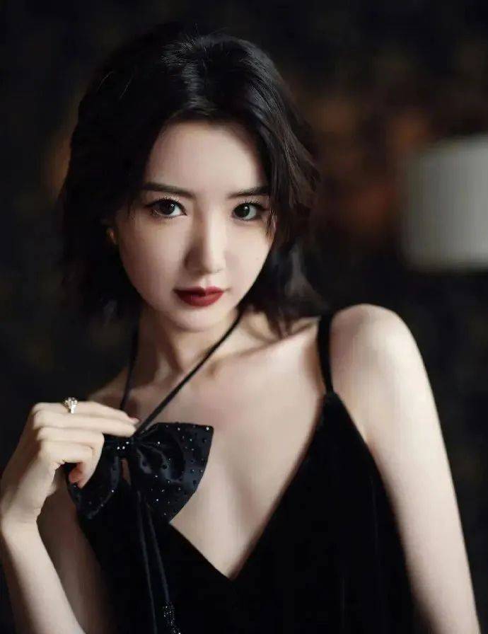 毛晓彤靓丽露出事业线!肤白貌美大长腿撩人 毛晓彤靓丽露出事业线!肤白貌美大长腿撩人