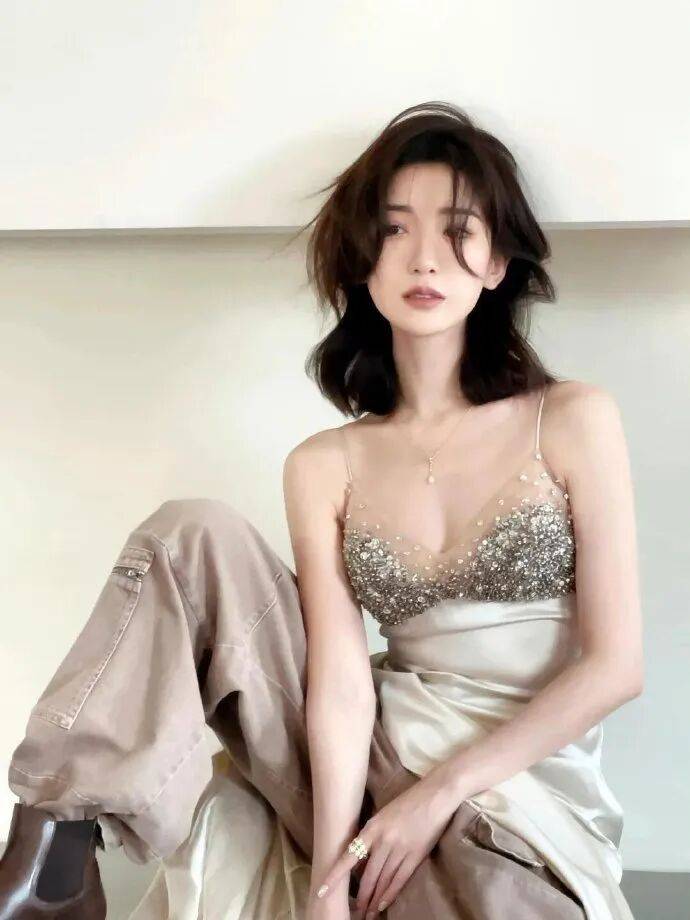 毛晓彤靓丽露出事业线!肤白貌美大长腿撩人 毛晓彤靓丽露出事业线!肤白貌美大长腿撩人