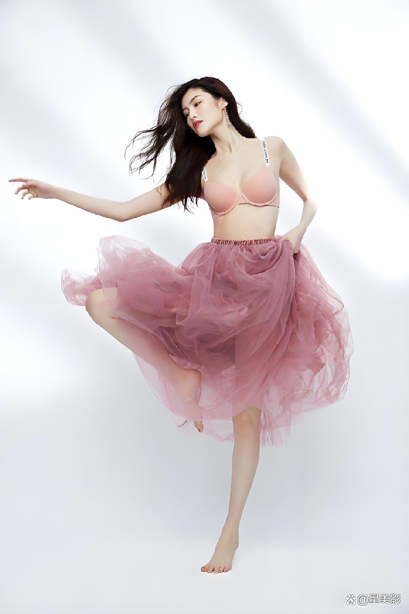 何穗维密内衣大片回顾,这身材不愧是超模,性感魅力太大了 何穗维密内衣大片回顾,这身材不愧是超模,性感魅力太大了