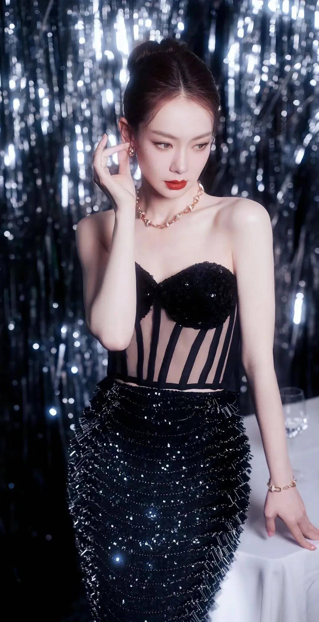 戚薇最新写真照片，曼妙身姿黑裙红唇、肤白耀眼太迷人