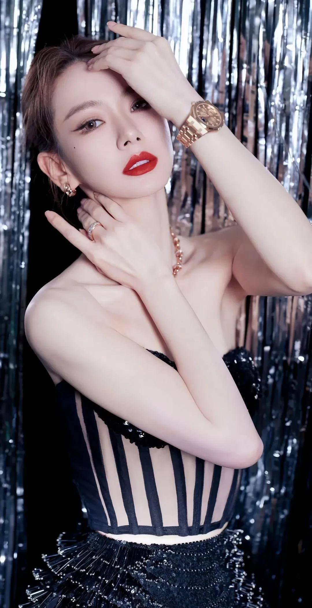 戚薇最新写真照片,曼妙身姿黑裙红唇、肤白耀眼太迷人 戚薇最新写真照片,曼妙身姿黑裙红唇、肤白耀眼太迷人