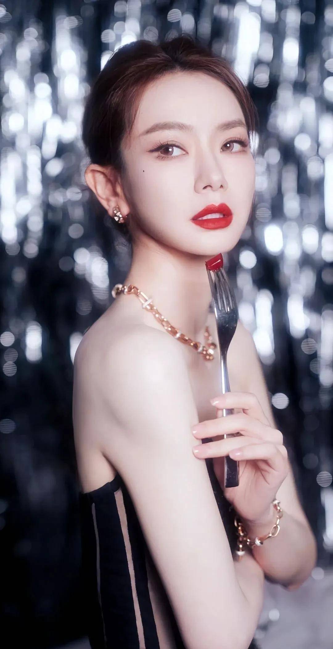 戚薇最新写真照片,曼妙身姿黑裙红唇、肤白耀眼太迷人 戚薇最新写真照片,曼妙身姿黑裙红唇、肤白耀眼太迷人