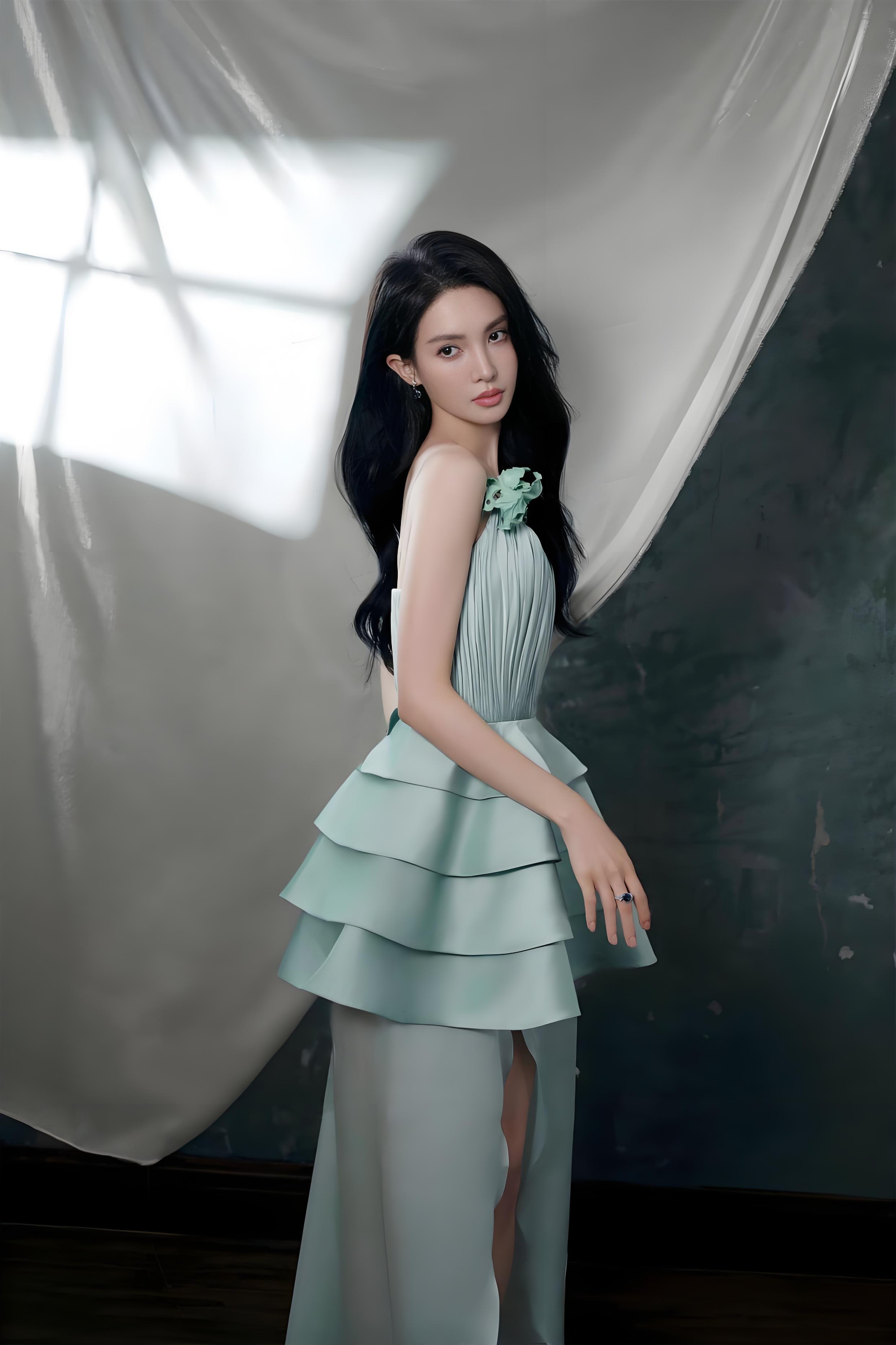 金晨穿薄荷绿礼裙超显气质，又瘦又好看