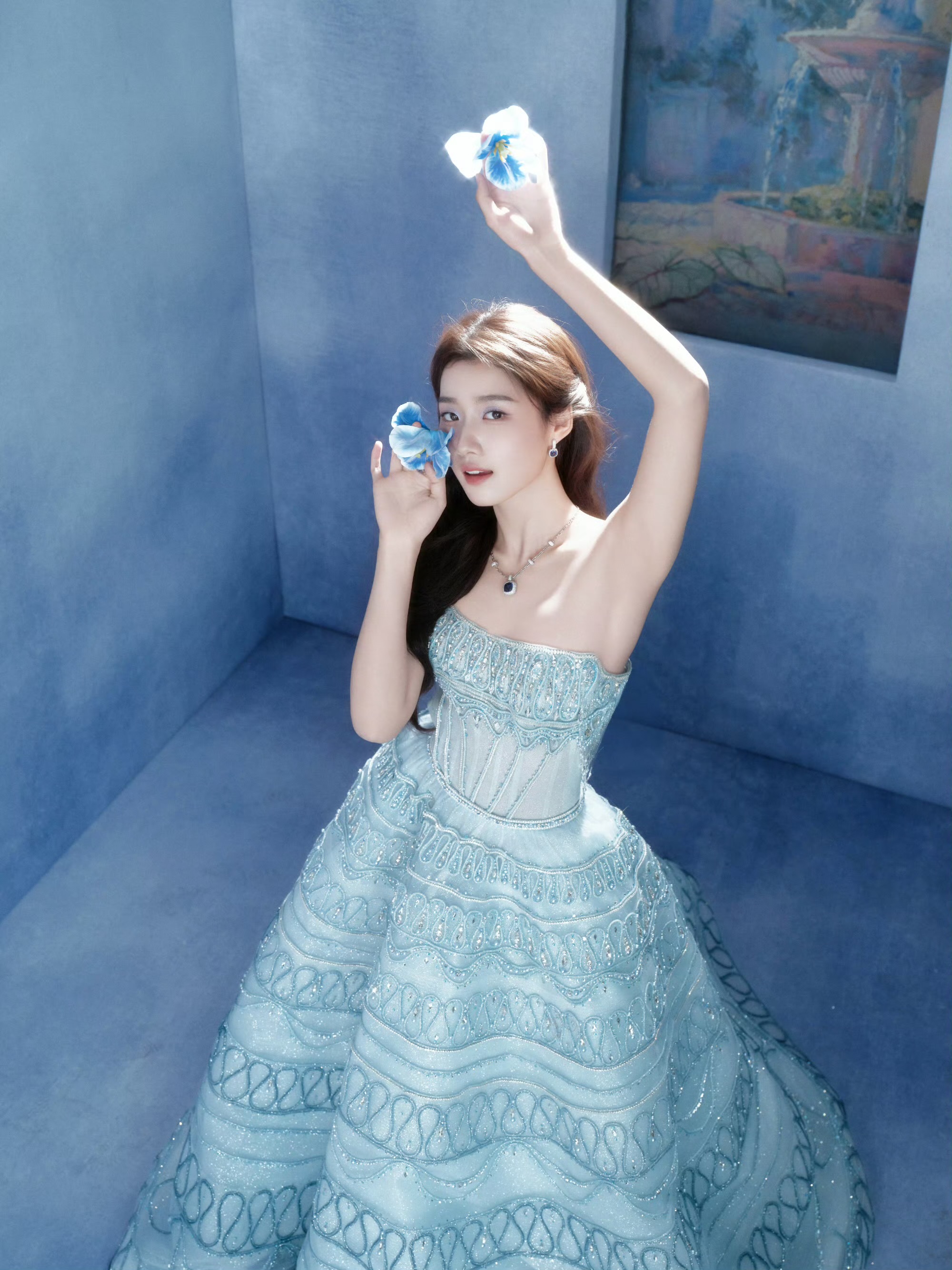 卢昱晓蓝色蛋糕长裙穿搭