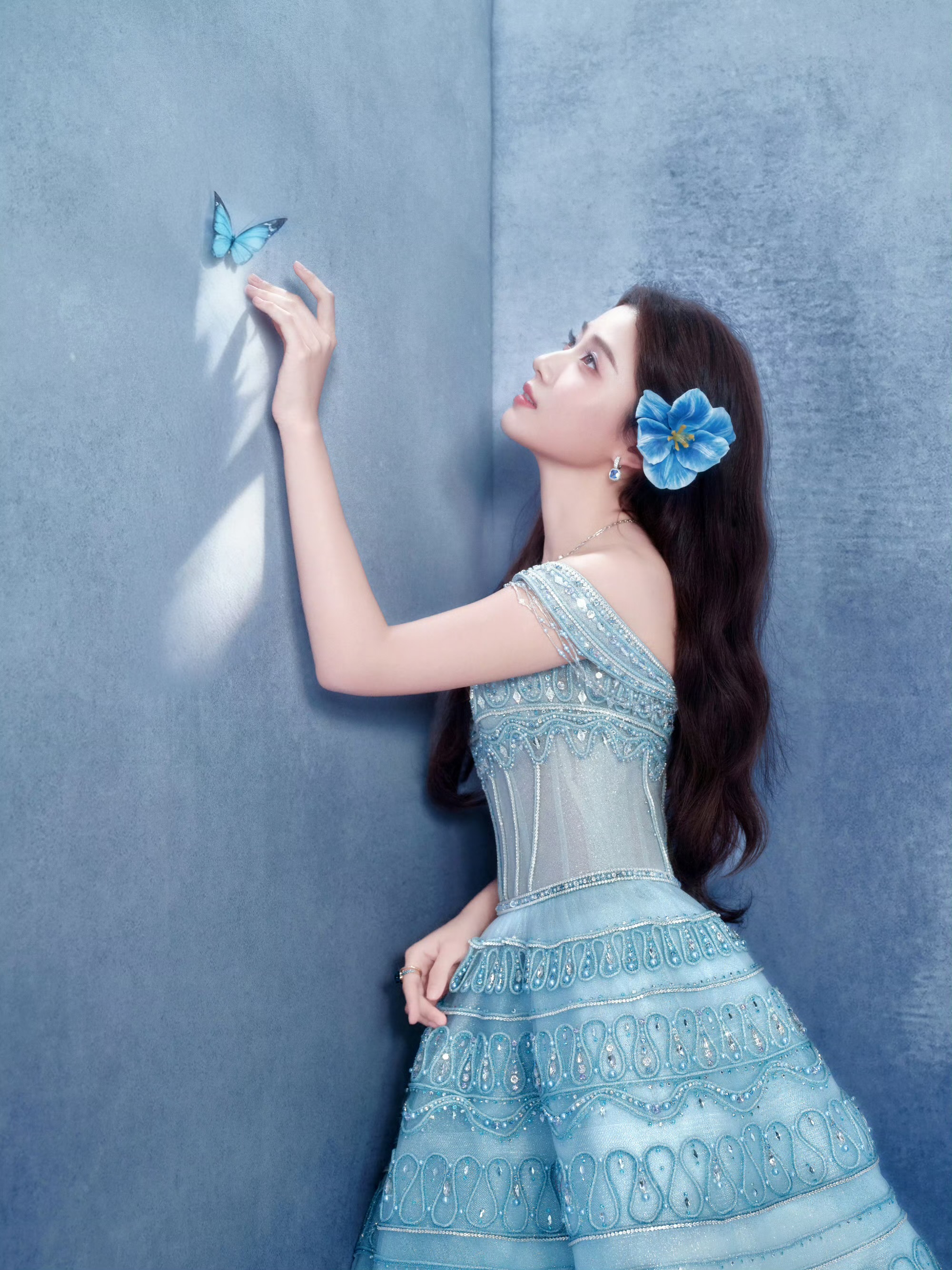 卢昱晓蓝色蛋糕长裙穿搭 卢昱晓蓝色蛋糕长裙穿搭