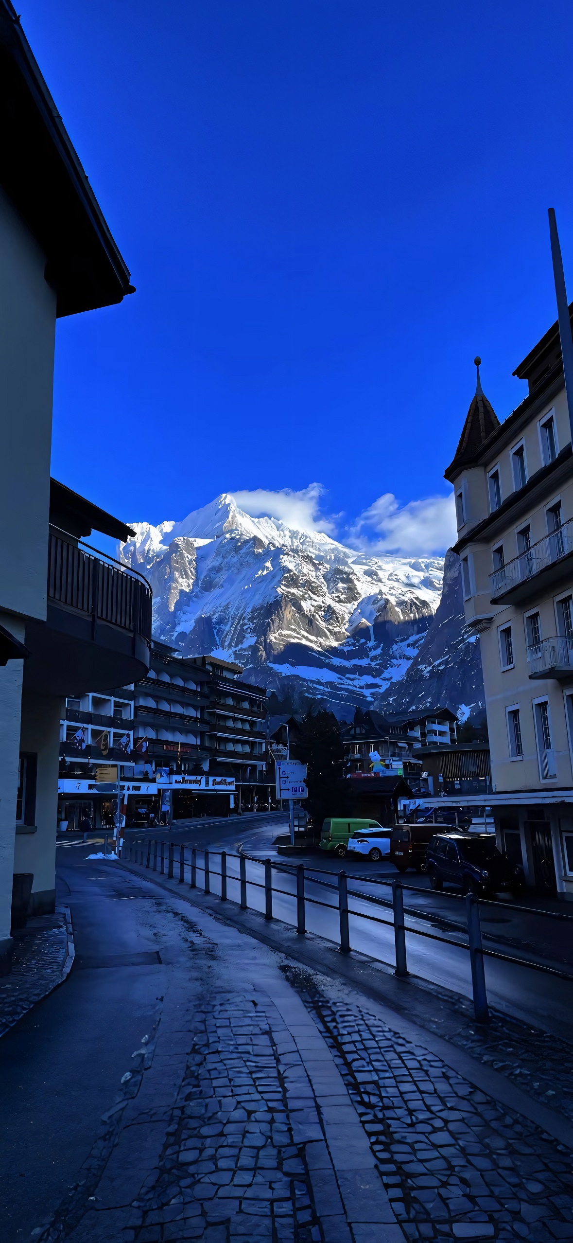 小镇街道手机壁纸｜蓝调时刻背景图片 - 雪山房屋-达人圈壁纸