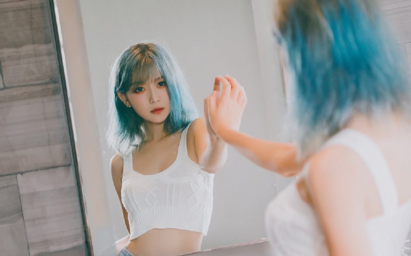 穿紧身 短裤的极品 染发少女，翘臀美腿身材一级棒-达人圈茶社