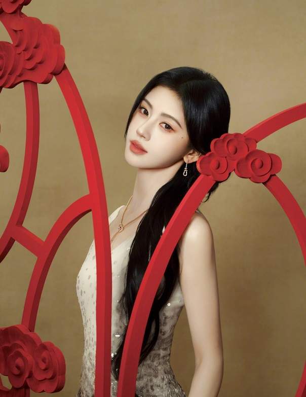 杨幂红裙霸屏除夕夜!鞠婧祎高定配珠宝,这届女星新春营业谁最卷 杨幂红裙霸屏除夕夜!鞠婧祎高定配珠宝,这届女星新春营业谁最卷