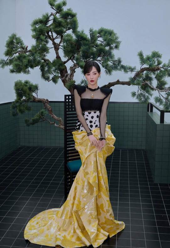 杨幂红裙霸屏除夕夜!鞠婧祎高定配珠宝,这届女星新春营业谁最卷 杨幂红裙霸屏除夕夜!鞠婧祎高定配珠宝,这届女星新春营业谁最卷