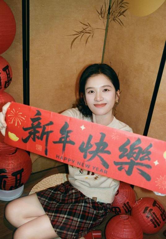 杨幂红裙霸屏除夕夜!鞠婧祎高定配珠宝,这届女星新春营业谁最卷 杨幂红裙霸屏除夕夜!鞠婧祎高定配珠宝,这届女星新春营业谁最卷