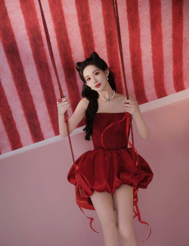 杨幂红裙霸屏除夕夜!鞠婧祎高定配珠宝,这届女星新春营业谁最卷 杨幂红裙霸屏除夕夜!鞠婧祎高定配珠宝,这届女星新春营业谁最卷