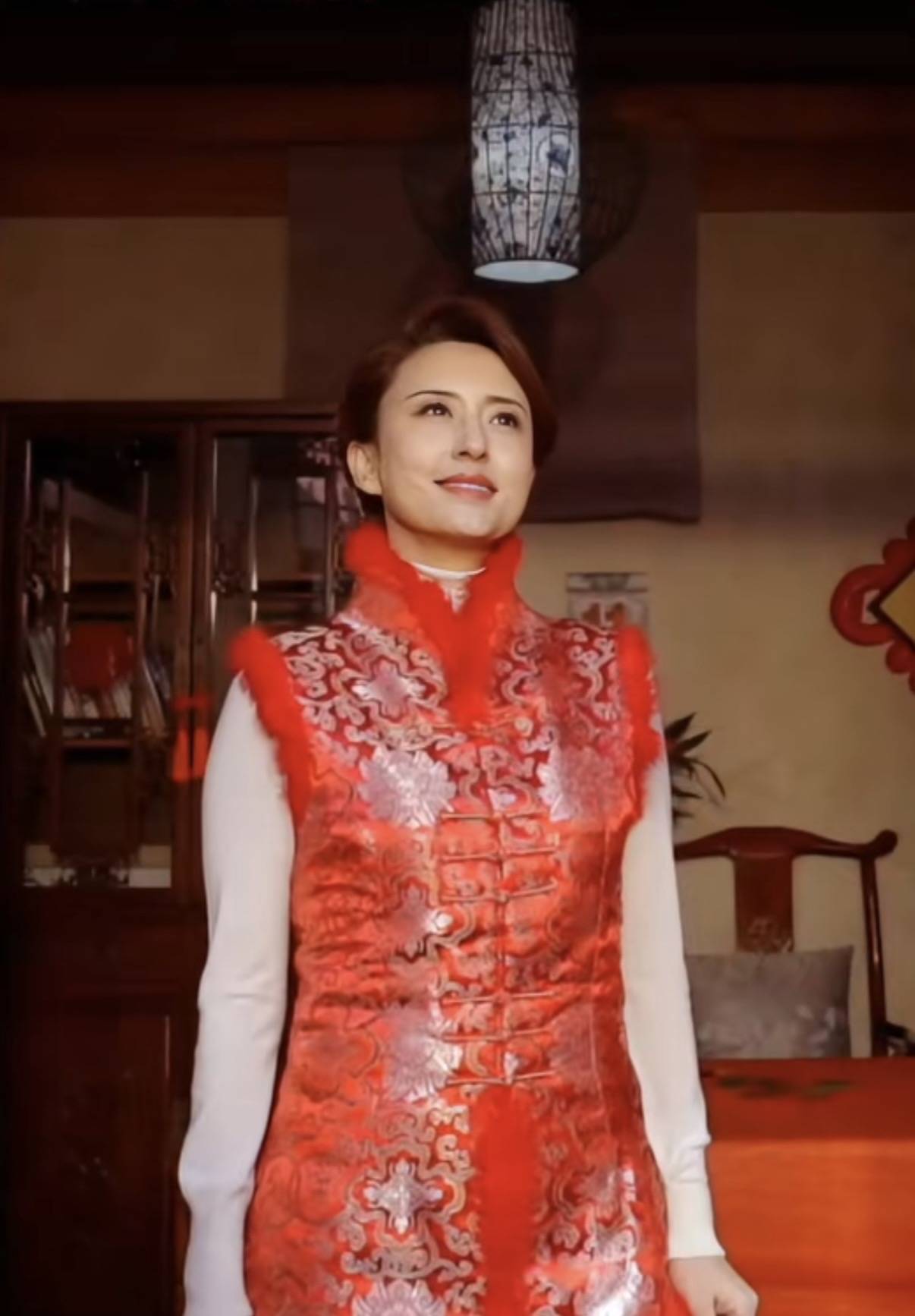 46岁张蕾北京四合院过大年,穿红衣剪窗花贴春联,老公是普通商人