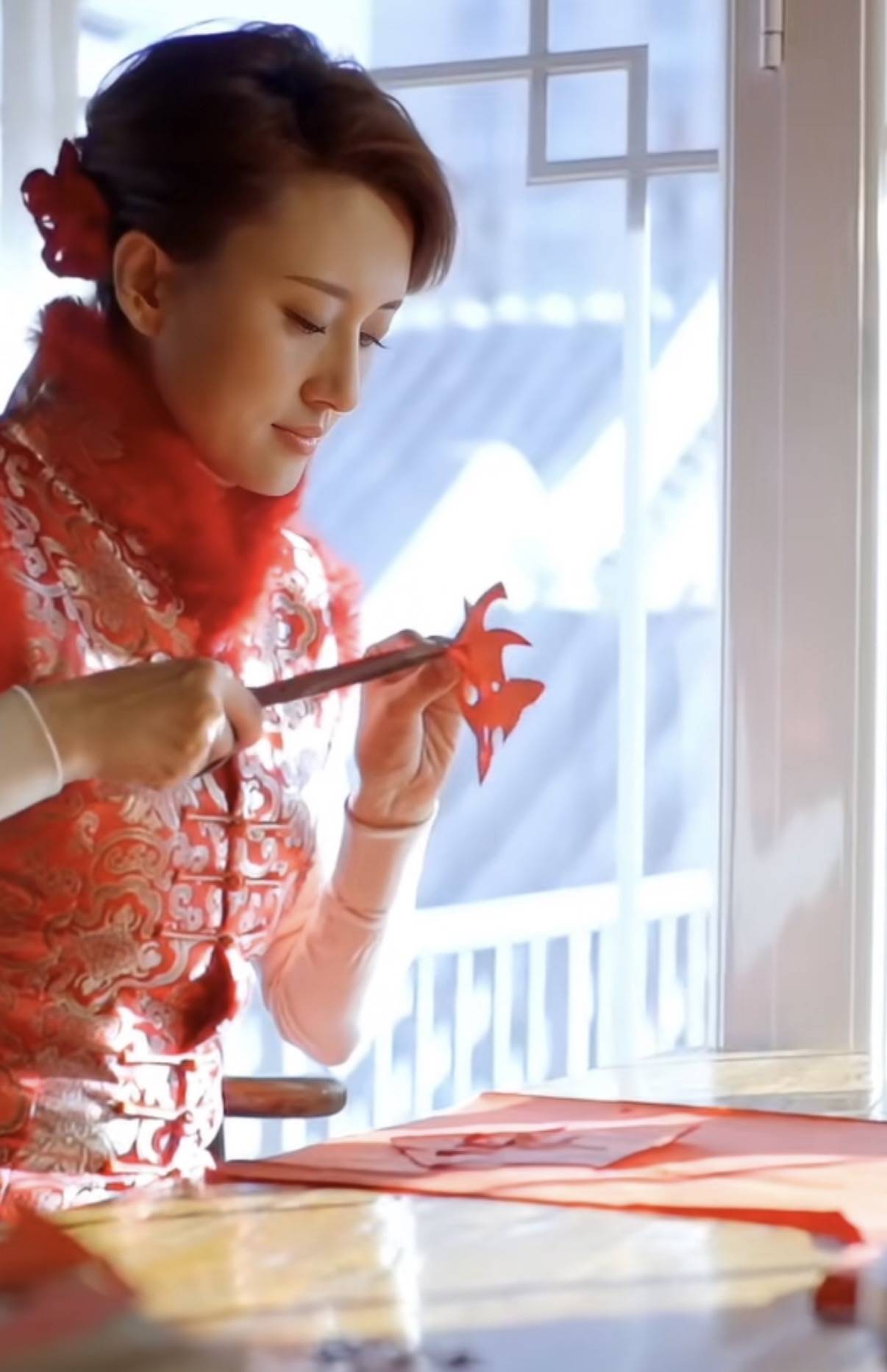 46岁张蕾北京四合院过大年，穿红衣剪窗花贴春联，老公是普通商人