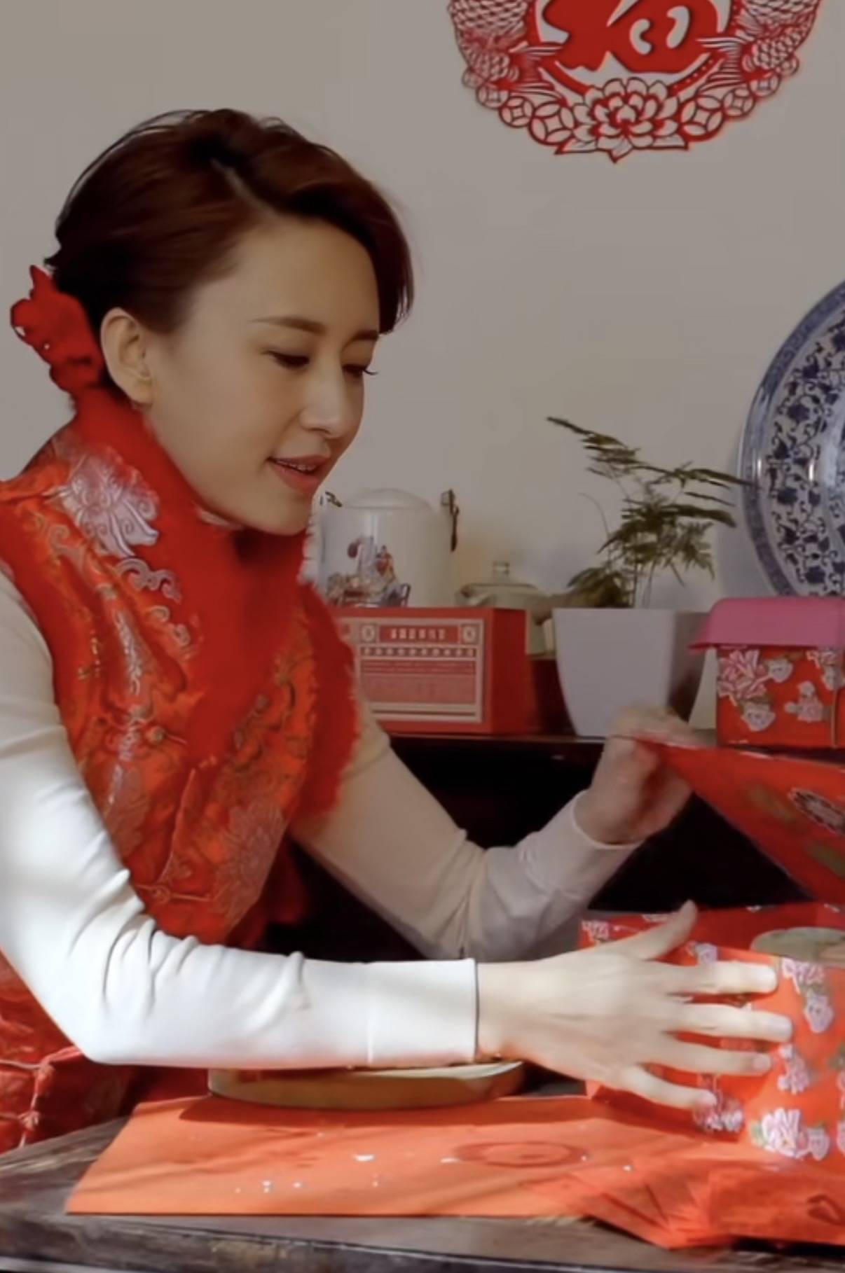 46岁张蕾北京四合院过大年，穿红衣剪窗花贴春联，老公是普通商人