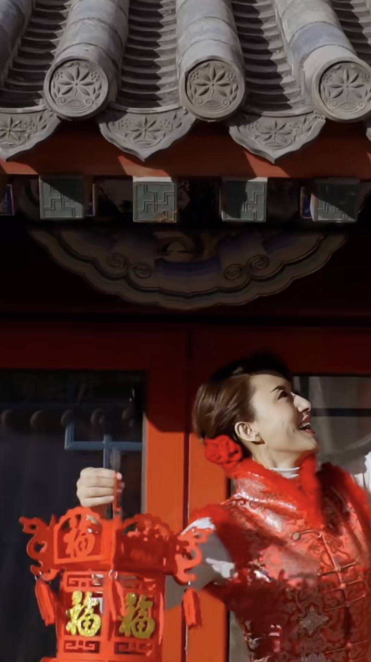 46岁张蕾北京四合院过大年，穿红衣剪窗花贴春联，老公是普通商人